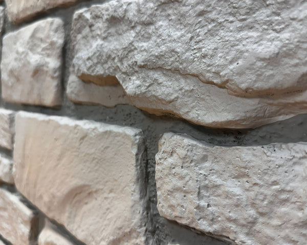 Close-up of Cotswold Stone in Fossil White showing the fossil-gray limestone texture and irregular stone faces