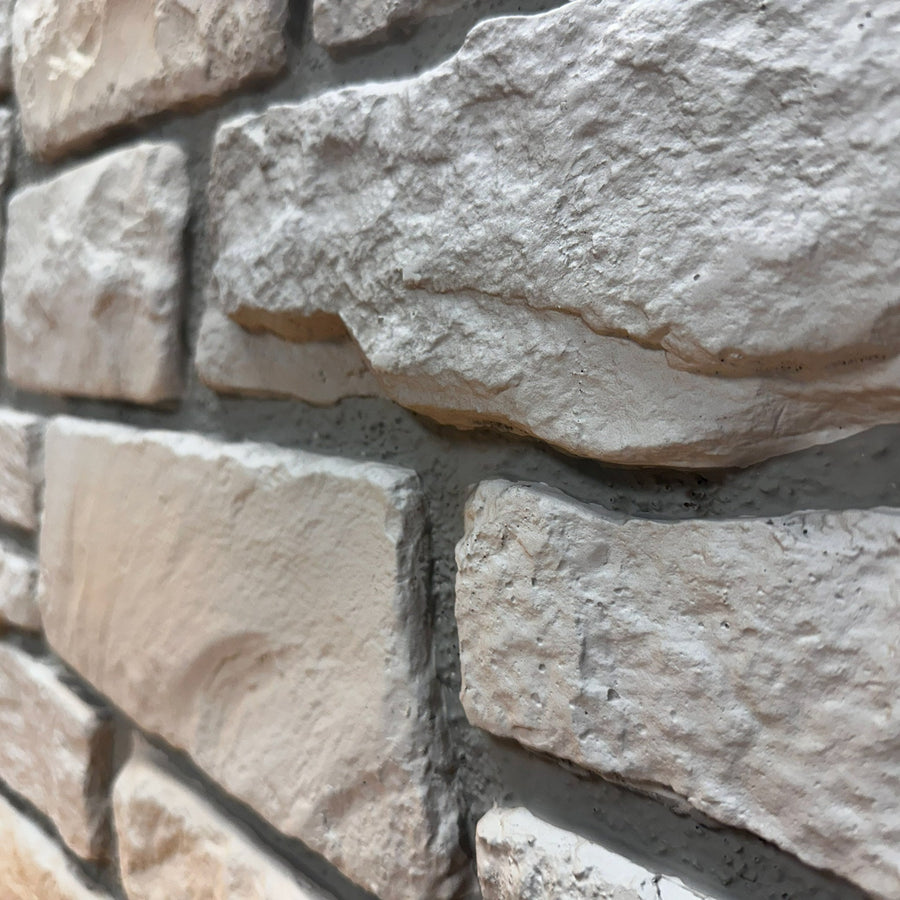 Close-up of Cotswold Stone in Fossil White showing the fossil-gray limestone texture and irregular stone faces