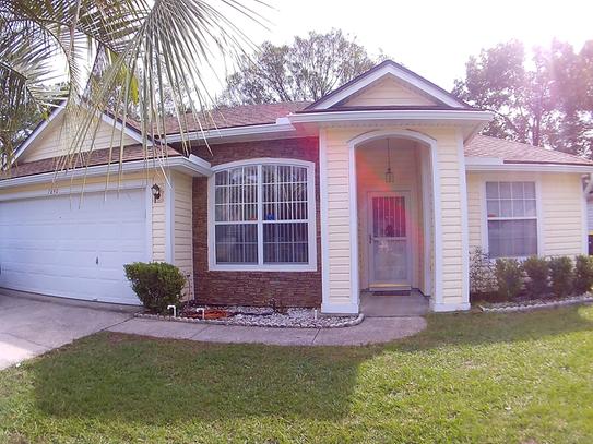Lightning Ridge faux stone panel in Cappuccino – exterior siding and front yard installed by a DIY homeowner