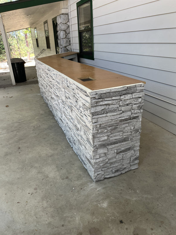 Lightning Ridge faux stone panel in Moonlight Gray – exterior siding