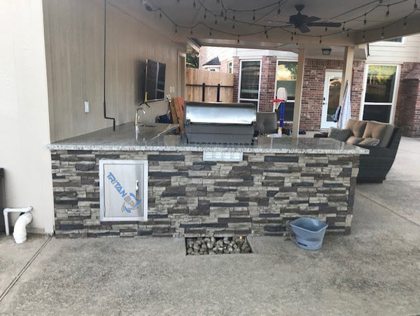 Lightning Ridge faux stone panel in Nature's Spirit – outdoor wall